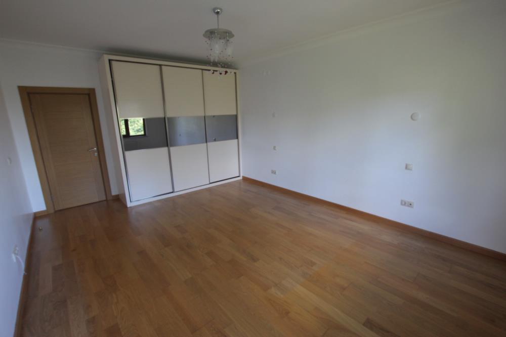Acarkent'te Özel Güvenlikli Sokakta 1300 m2 Arsa Payına Sahip Satılık Villa