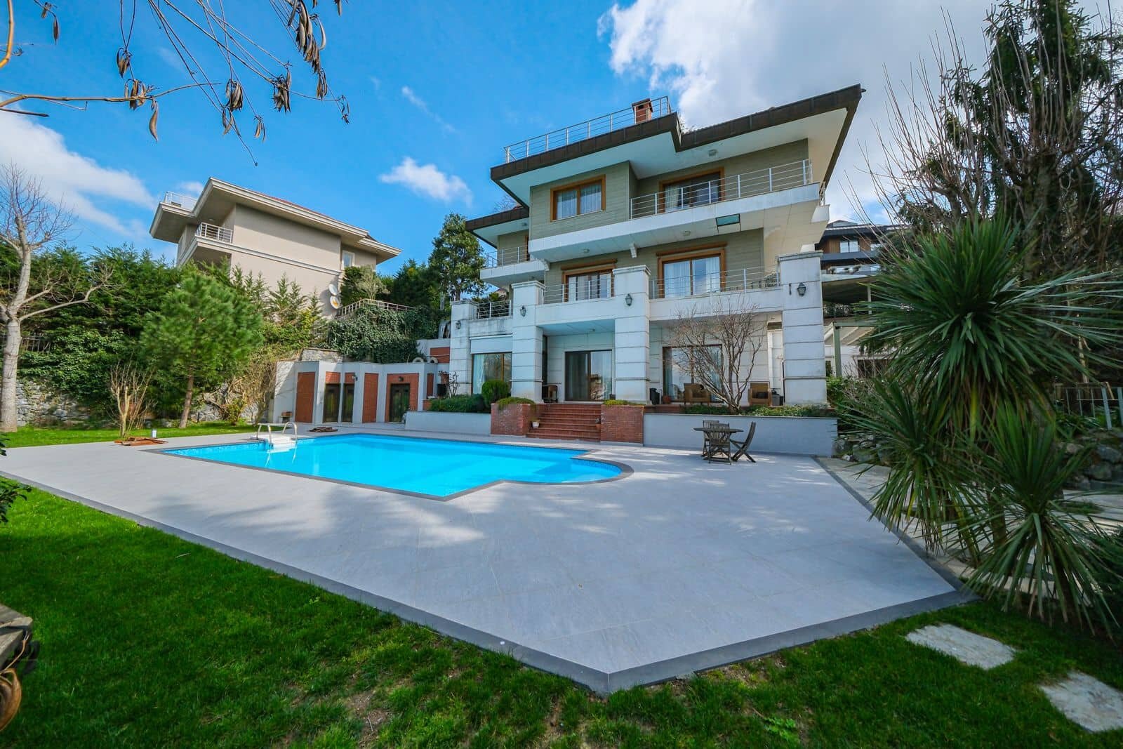 Acarkent'te Hakim Konumlu 3000 m2 Arsa Payına Sahip Satılık Villa