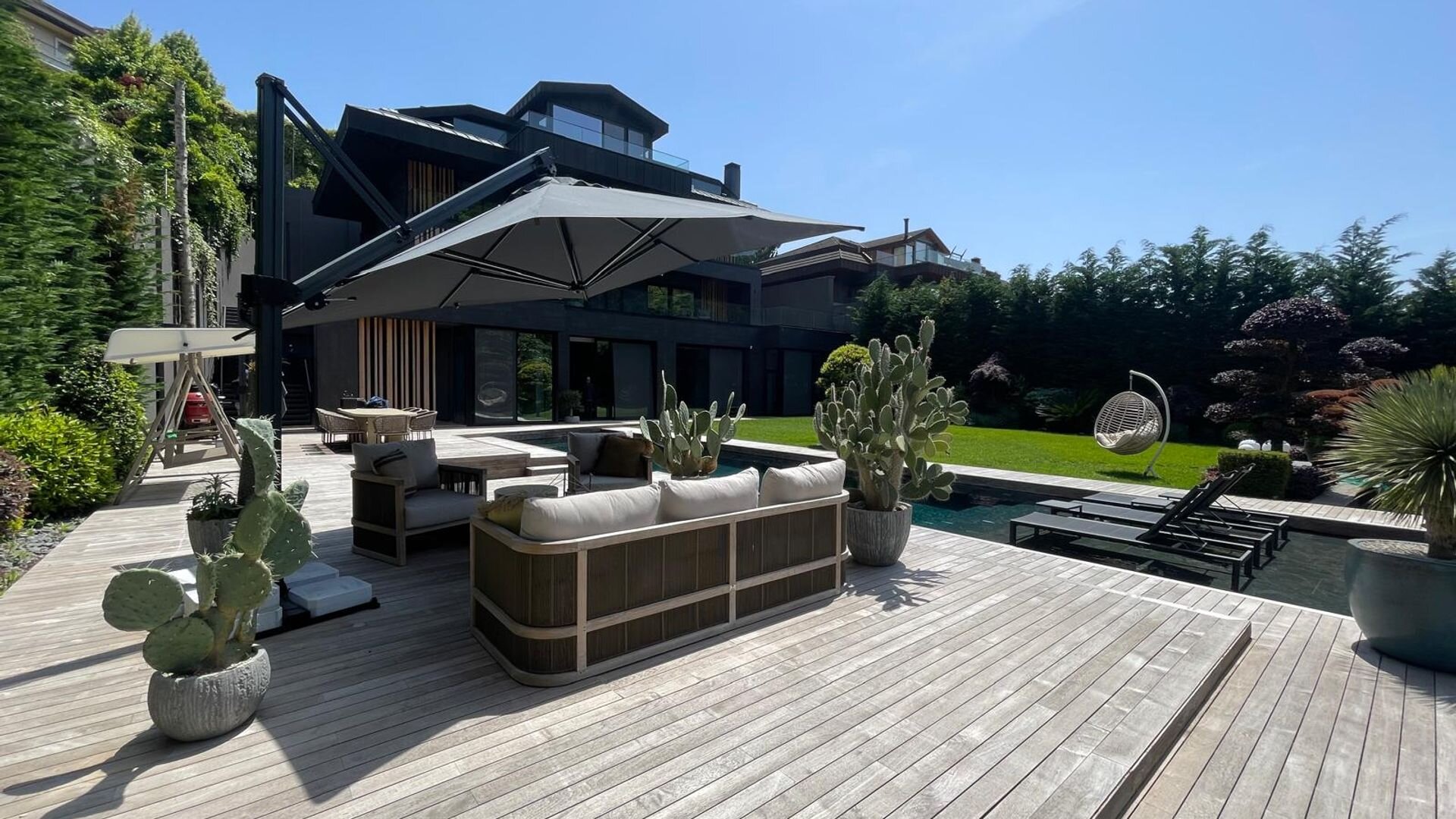 Acarkent'te Büyük Bahçeli Orman Manzaralı Özel Mimari Dekorasyonlu Modern Villa