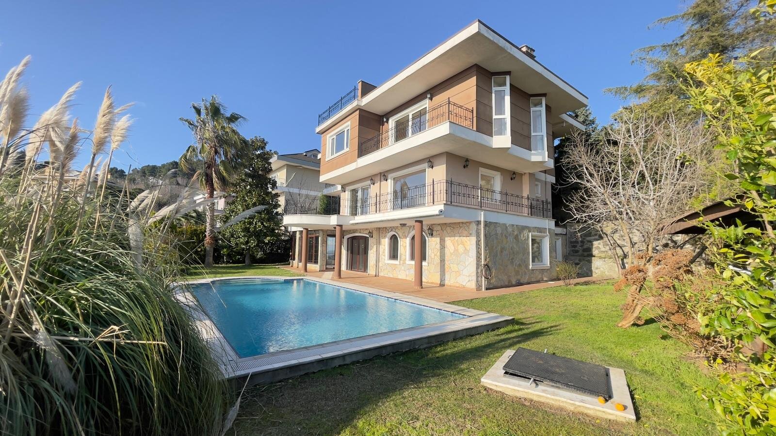 Acarkent'te Özel Güvenlikli Sokakta BR Tipi Kiralık Villa