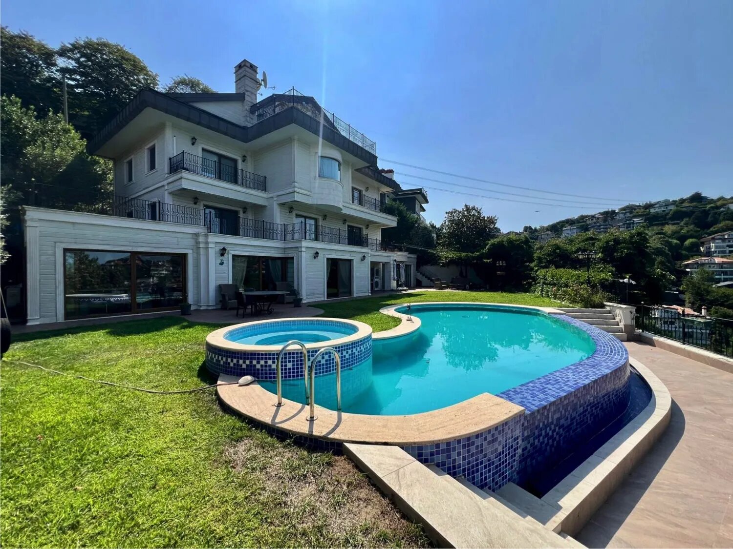 Acarkent'te Hakim Konumlu Önü Açık Geniş Bahçeli Satılık Villa