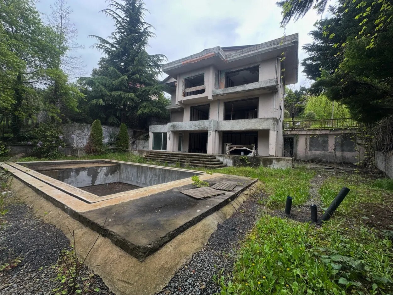Acarkent'te Yükseltilmiş Çelik Çatılı Deprem Güçlendirmeleri ve Büyütmeleri Yapılmış C Tipi Satılık Villa
