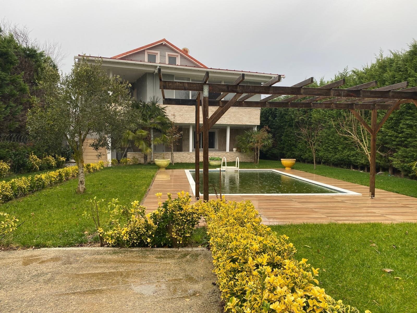 Beykoz Örnekköy'de 1250 m2 Arsa Payına Sahip Müstakil Kiralık Villa