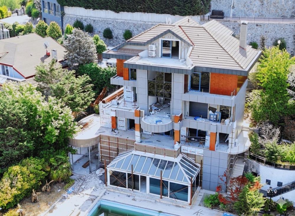Acarkent'te İnce Dekorasyona Hazır BR Tipi Ekstra Kapalı Alanlara Sahip Satılık Villa