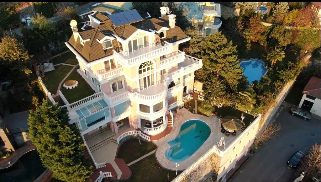Acarkent'te Yüksek Konumlu Yükseltilmiş Çelik Çatılı Geniş Yaşam Alanlı Kiralık Villa