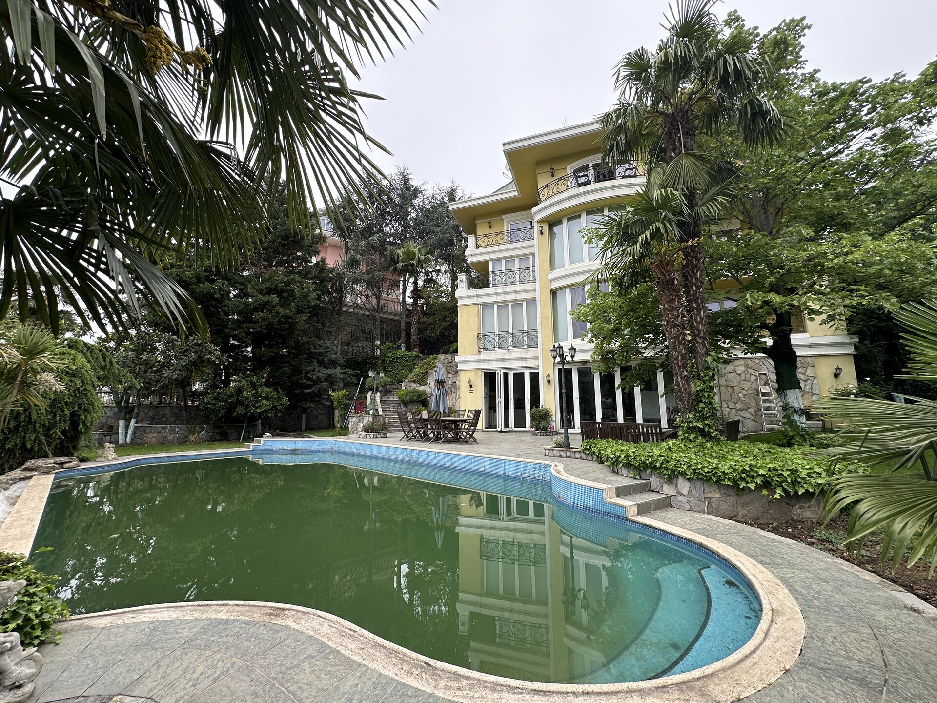 Acarkent'te 4.5 Katlı Çift Bahçe Kullanımlı Asansörlü Havuzlu Müstakil Kiralık Villa