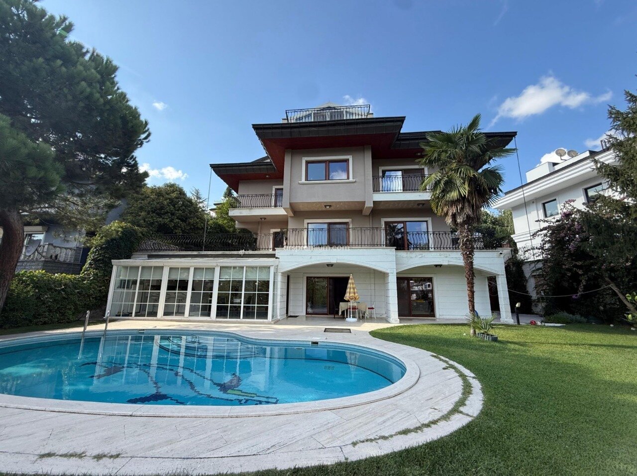 Acarkent'te Geniş İzole Bahçeli Havuzlu Kiralık Müstakil Villa