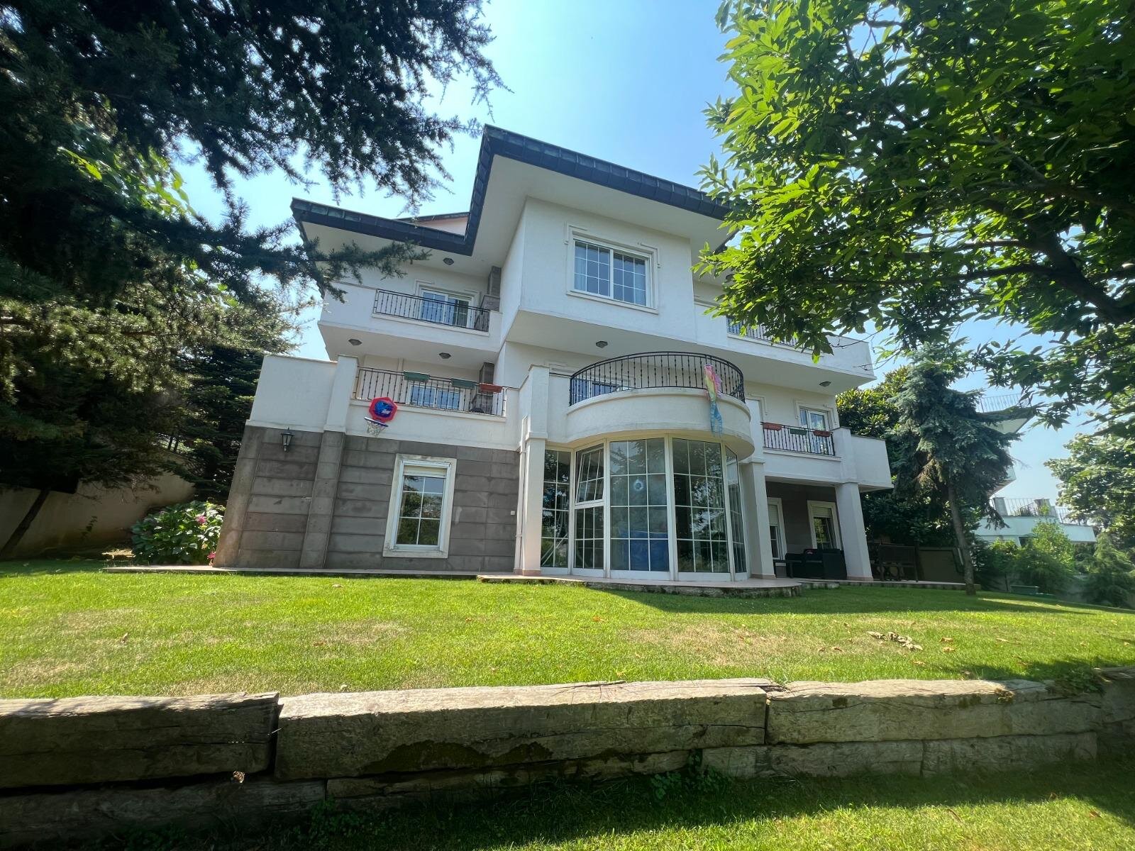 Acarkent'te Beykoz Konaklar Manzaralı Düz Girişli Büyük Bahçeli Kiralık Villa