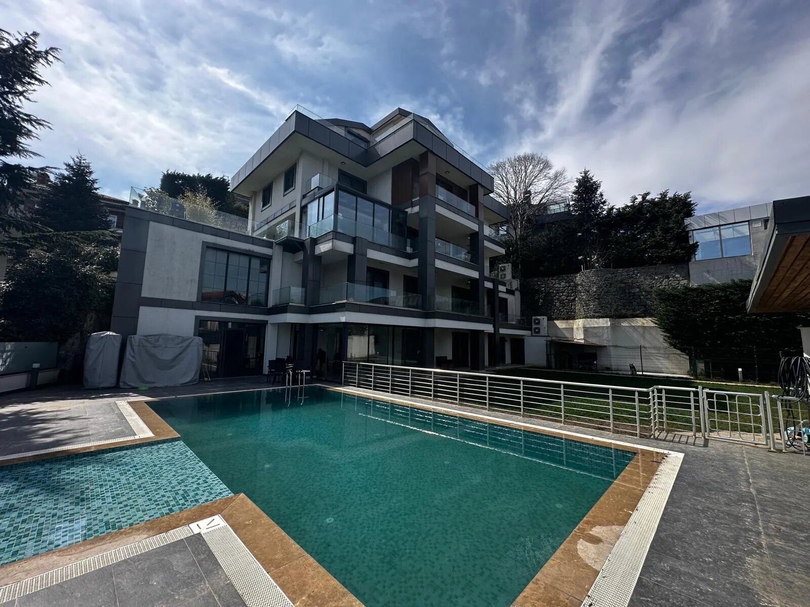 Acarkent'te Bahçe Dubleks ve Çatı Tripleks Olarak İkiye Bölünmüş 4.5 Katlı BR Tipi Villa